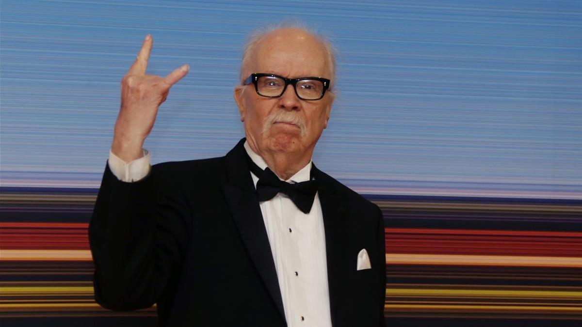 John Carpenter posa antes de recibir el premio Carroza de Oro en  Cannes.