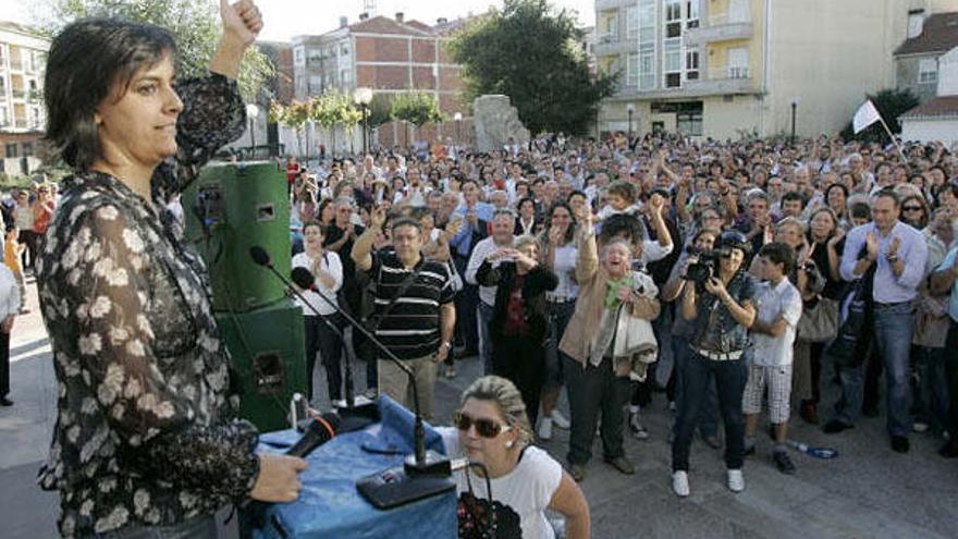 La alcaldesa de la localidad pontevedresa de Silleda, Paula Fernández (i), saluda a los vecinos tras su intervención en la concentración realizada hoy en el pueblo, en repulsa a la moción de censura presentada en el municipio contra el Gobierno que preside bajo el lema &quot;Todos contra la moción de censura. Diles que no los quieres&quot;.