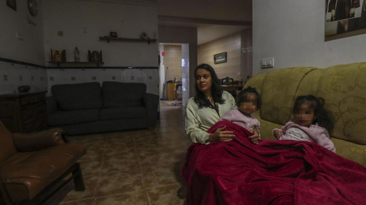 Jina, junto a dos de sus hijas, vive en un piso en Paterna sin estufa. | FRANCISCO CALABUIG