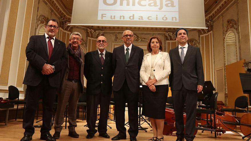 Foto de familia de los galardonados con las Medallas del Ateneo y el director de la institución, Diego Rodríguez (en el centro), sobre el escenario de la sala María Cristina.