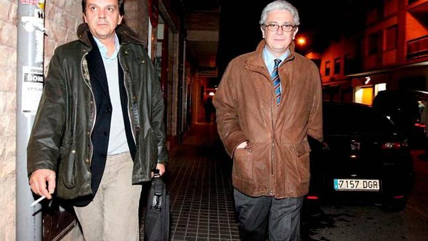 De izquierda a derecha, los abogados del ex alcalde, Ruiz Manero y Javier Boix, a su salida del juzgado anoche