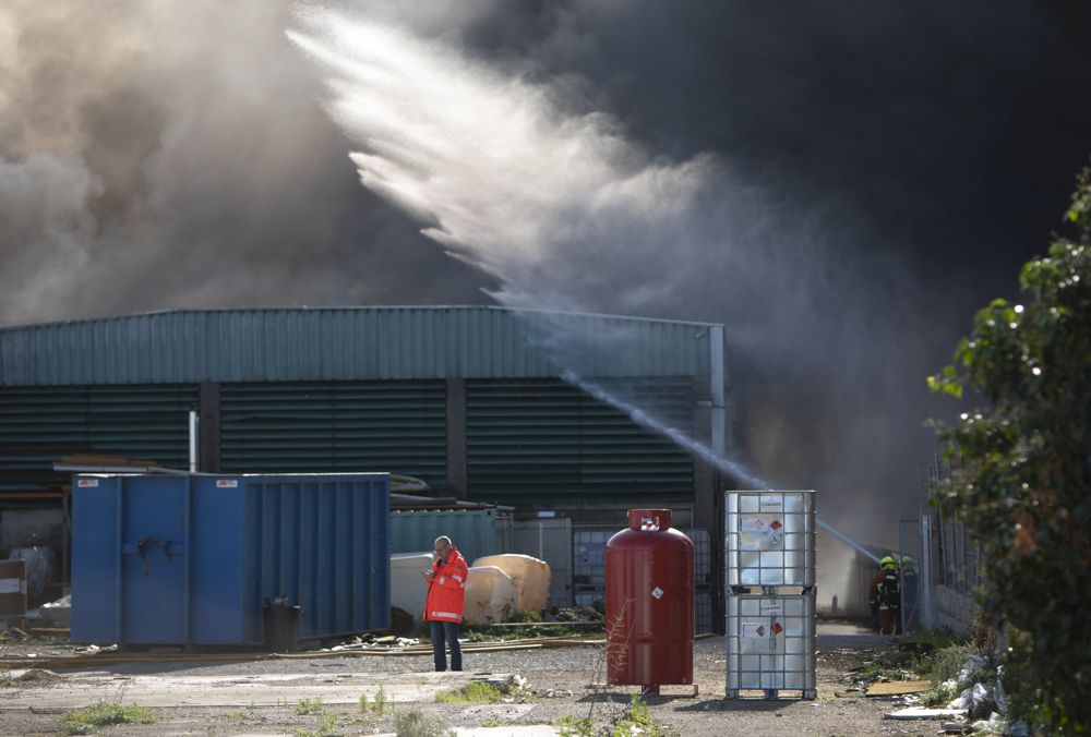 Así ha sido el tremendo incendio que ha arrasado una nave industrial en el Port de Sagunt