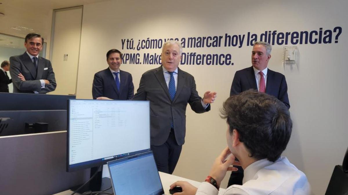 Visita del consejero de Fomento, Octavio López, a las instalaciones de KPMG en Expo Zaragoza Empresarial.