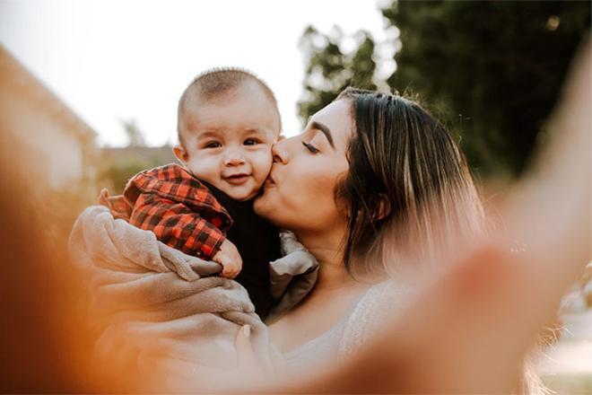 Madre besa a su hijo