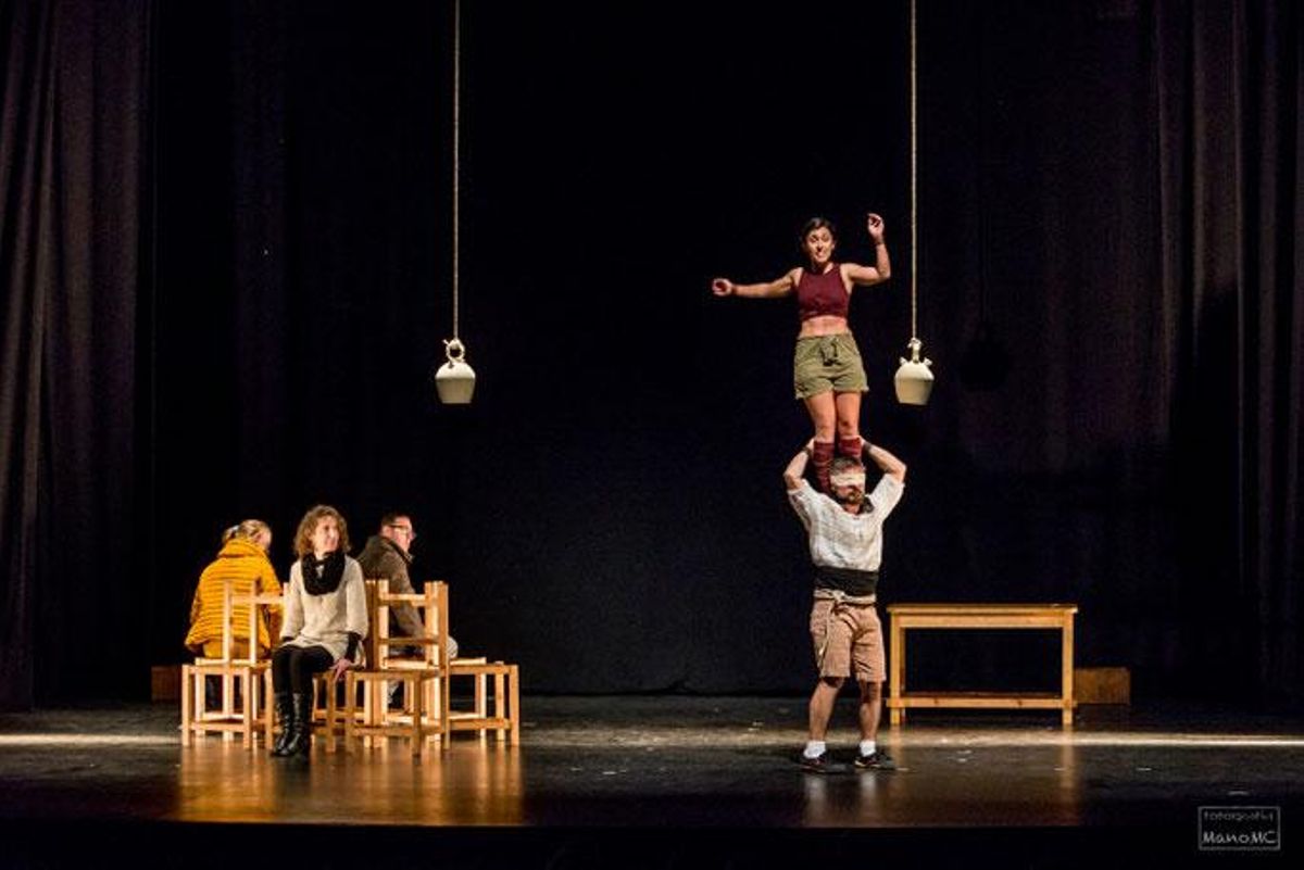 Un momento de la actuación de Acrobàcia Mínima con "Seu-te"
