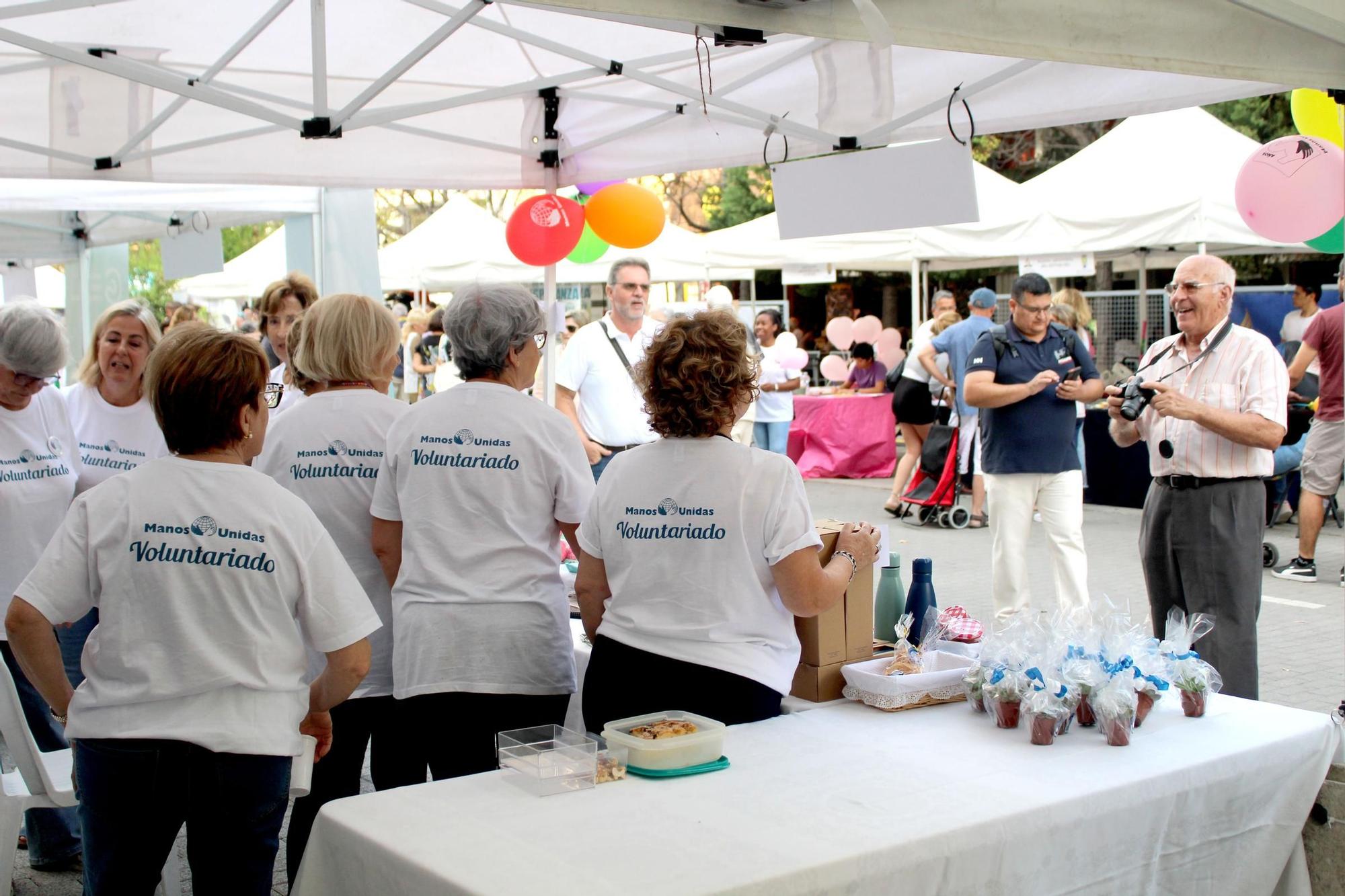 La Feria de Asociaciones llena la calle la Vía de entidades sin ánimo de lucro