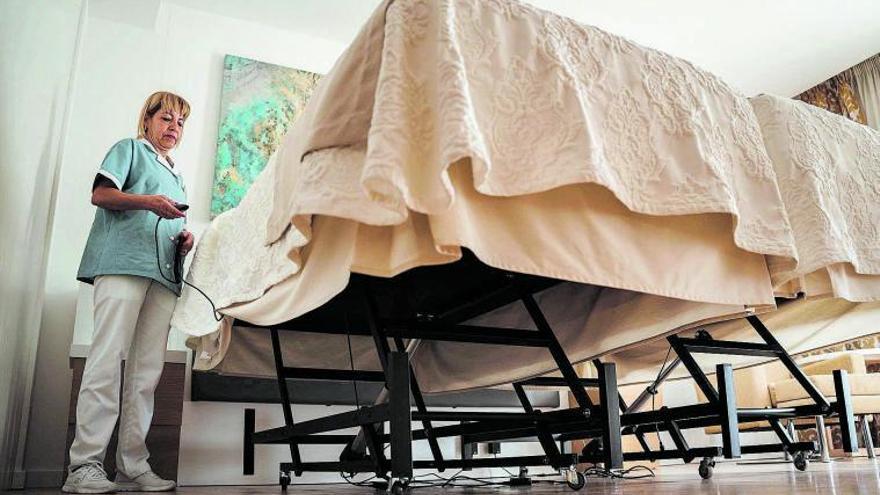 Así son las camas elevables que critica Marga Prohens y alaba Carmen Riu