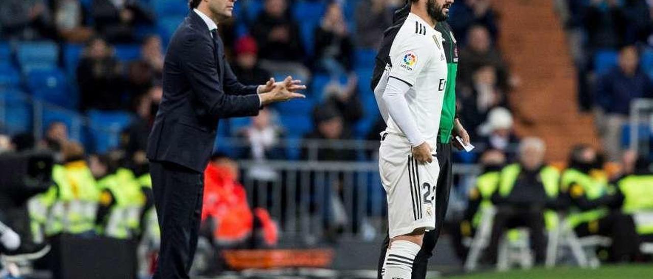 Solari aplaude antes de la entrada de Isco en el partido de Copa frente al Leganés.