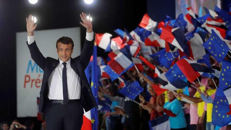 Macron, en su multitudinario mitin de ayer en París. // Reuters