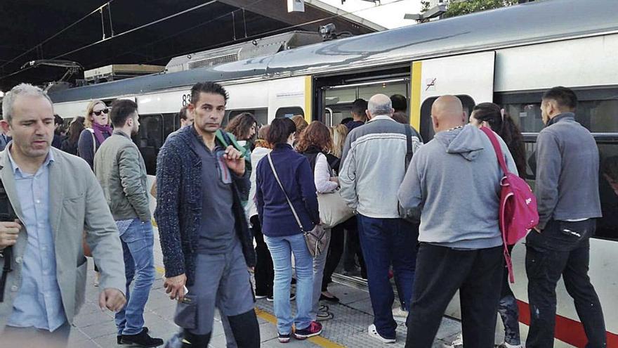 Numerosos usuarios esperan para entrar en el tren en la estaciÃ³n de Inca durante una pasada jornada con retrasos.