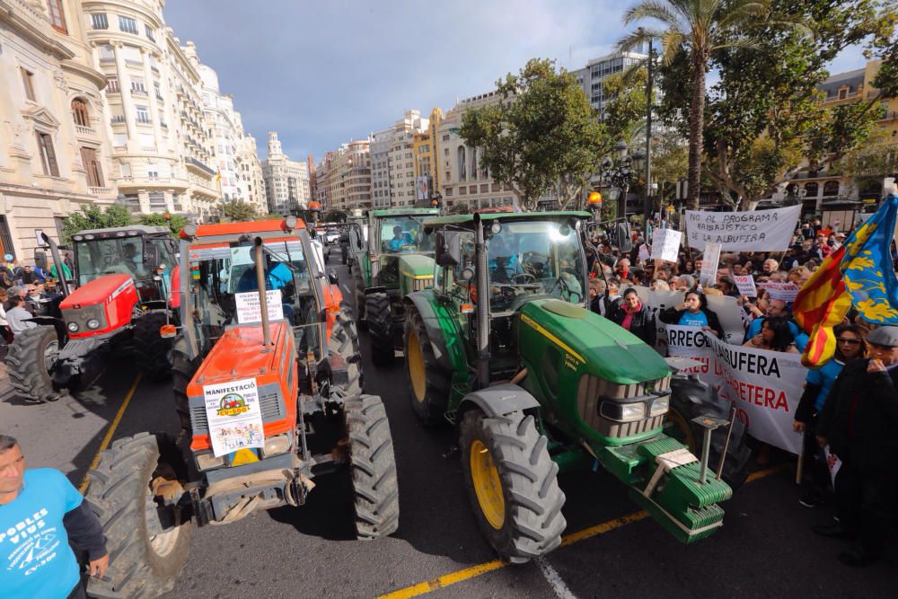 La protesta con tractores por las medidas de pacificación de la CV-500 llega a la ciudad