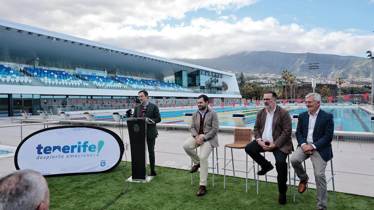 Lope Afonso, vicepreisdente del Cabildo de Tenerife, toma la palabra durante la presentación del Mundial Junior Femenino.