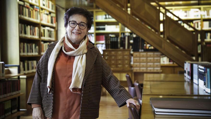 Josefina Velasco, en la biblioteca de la Junta  General.