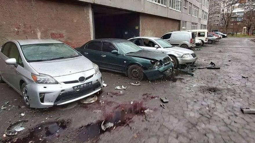 Cotxes i edificis a la ciutat de Mariúpol, a Ucraïna, després dels bombardejos de les tropes russes a Mariúpol