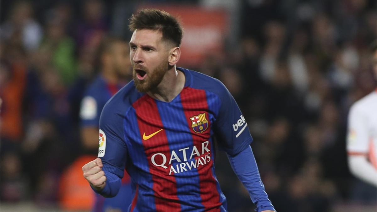 Leo Messi celebra un gol frente al Valencia en el Camp Nou en el partido de la Liga 2016/17