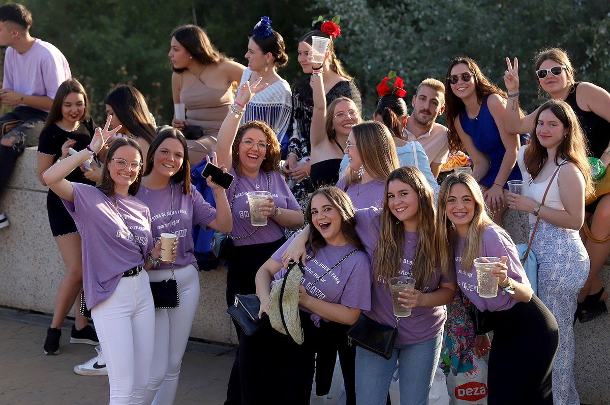 Centenares de jóvenes hacen el tradicional botellón del miércoles de Feria