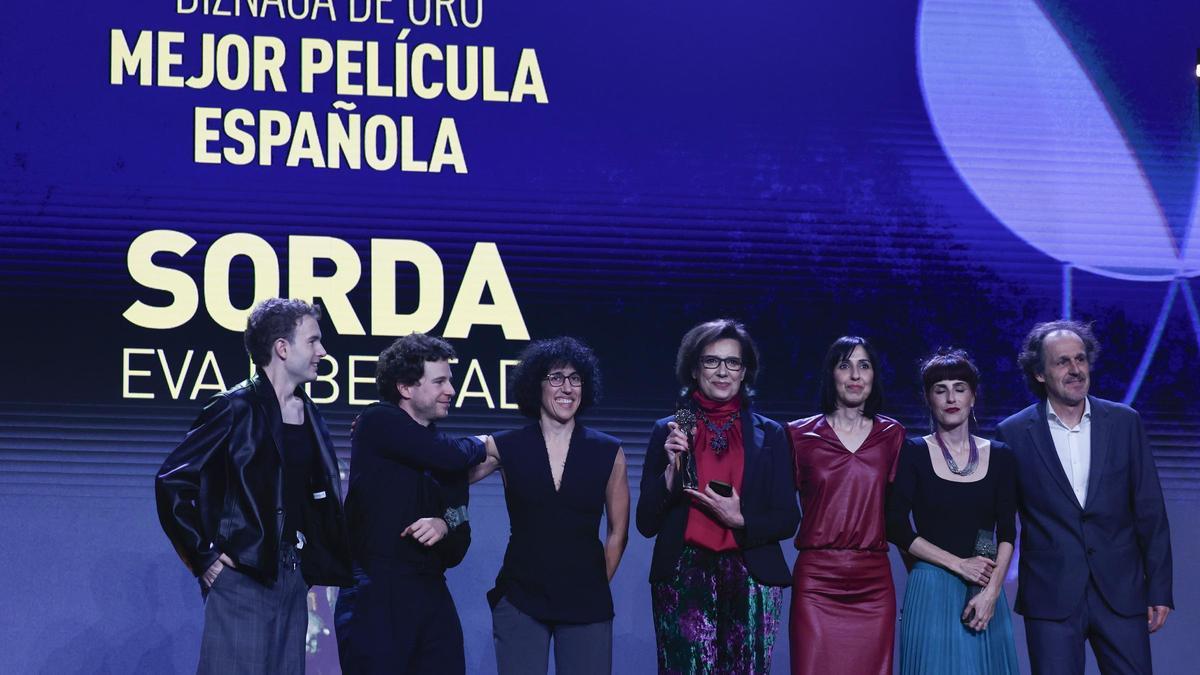 El equipo de 'Sorda', tras recoger la Biznaga de Oro en el Festival de Cine de Málaga
