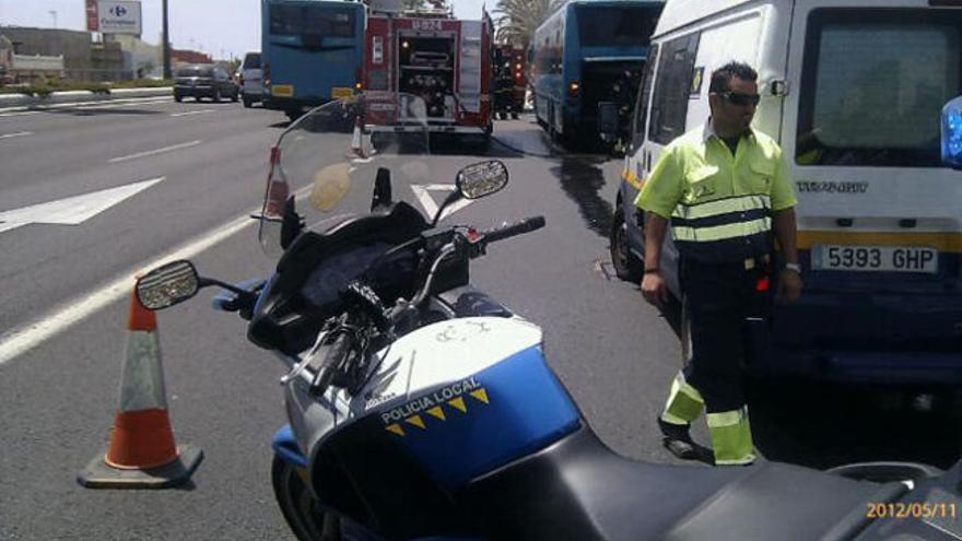 Los bomberos durante el servicio junto a la guagua afectada. i LP / DLP