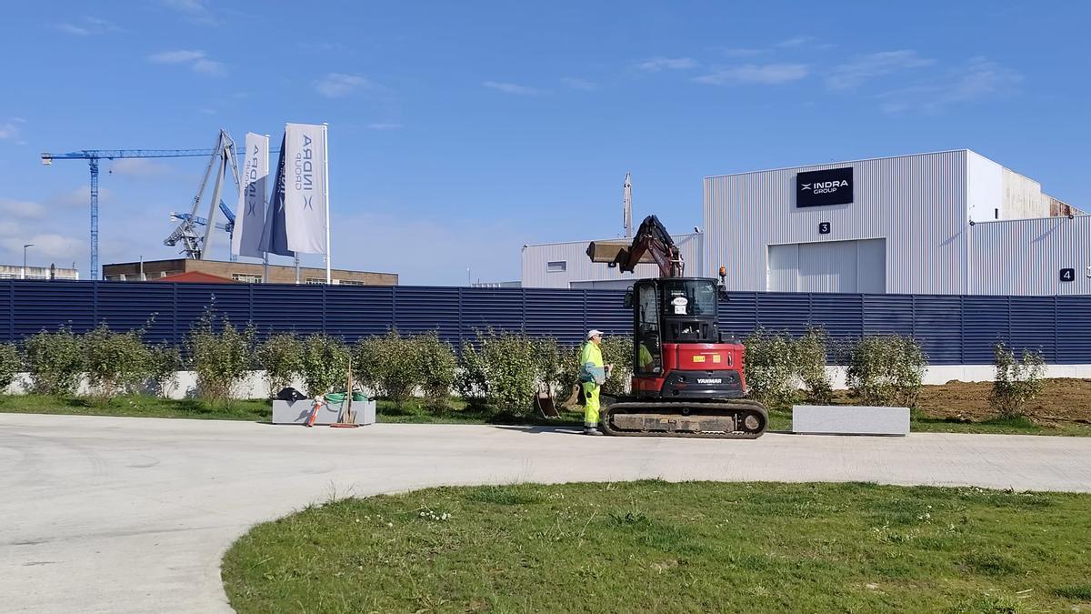 Un operario en la zona verde de Naval Azul más próxima a la sede de Indra.