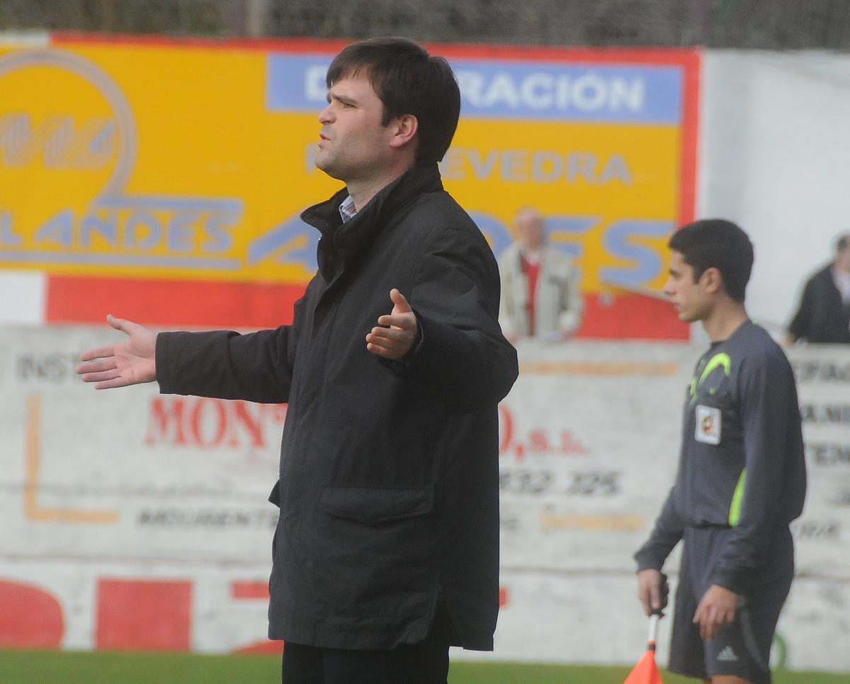 Juan Carlos Andrés dirigiendo un partido del Alondras en la temporada 2008-2009.