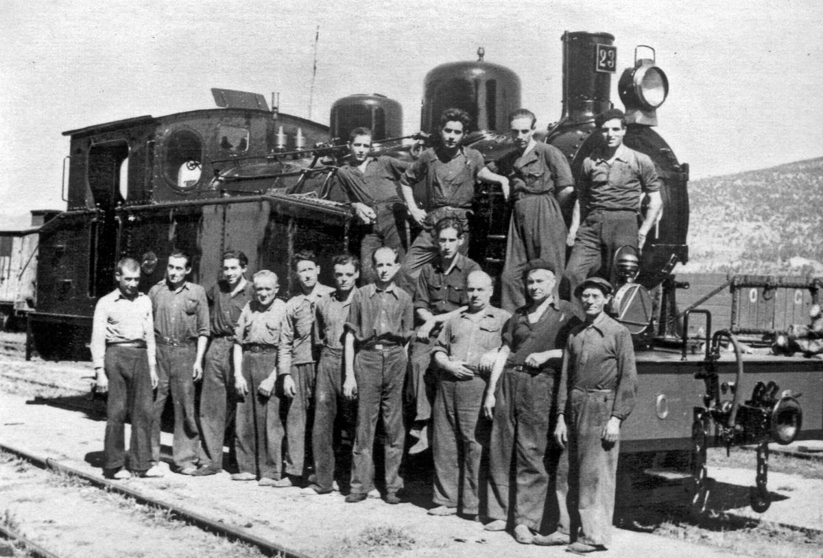 Treballadors dels tallers davant la màquina 23, a Sant Feliu de Pallerols, any 1946.