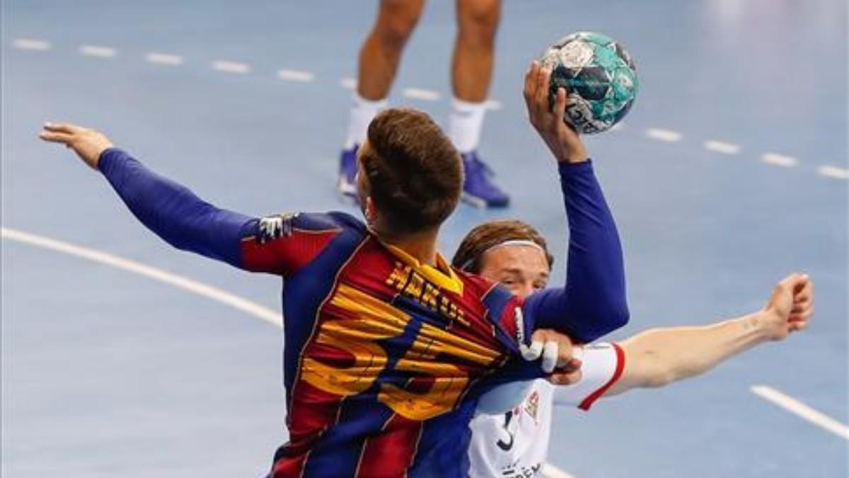 Domen Makuc intentando disparar a puerta