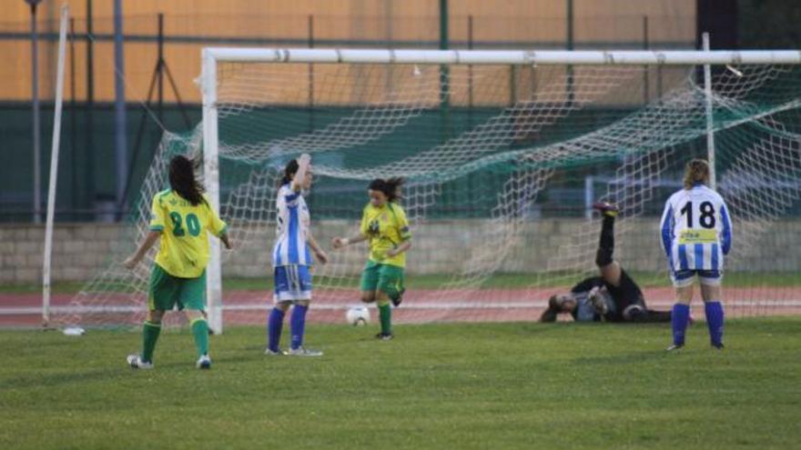 Coke celebra uno de sus dos goles ayer ante la Arandina.