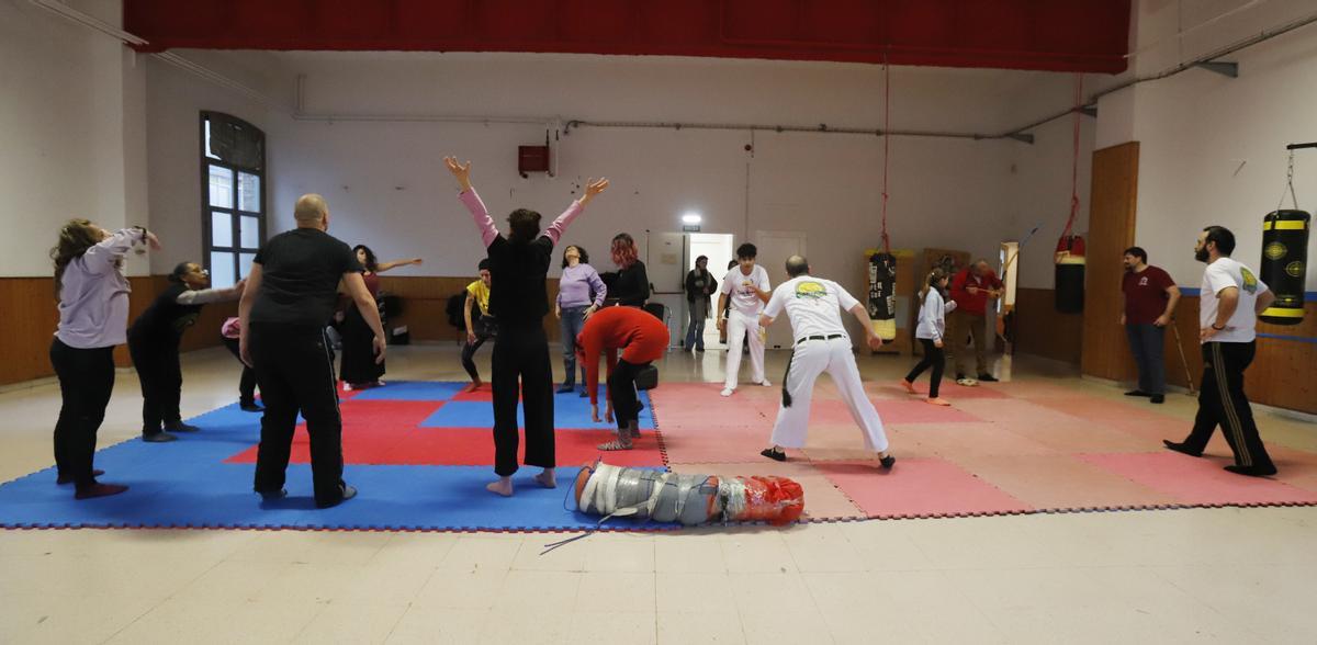 En el gimnasio comparten espacios para hacer capoeira y danza.