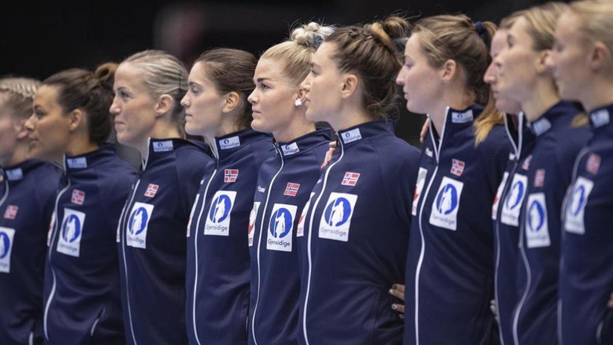 Jugadoras noruegas se alinean antes del balonmano femenino de la Golden League entre Dinamarca y Noruega, en Horsens, Dinamarca