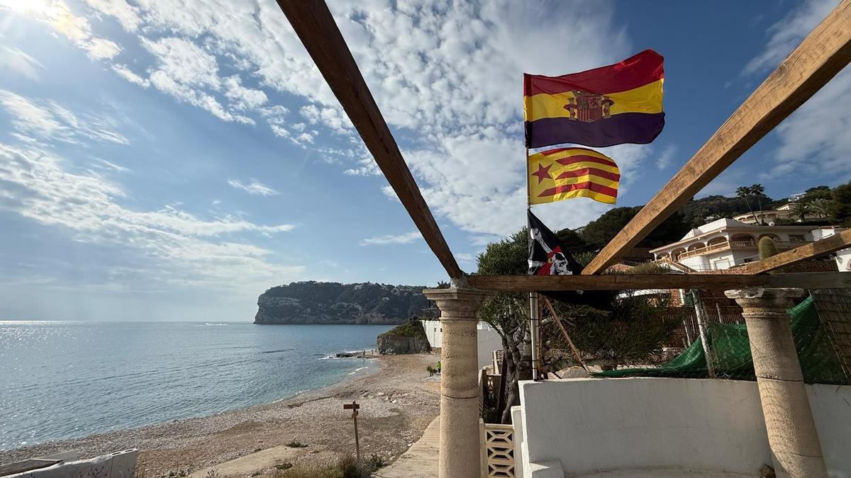 La República ondea en la cala de la Barraca de Xàbia; al fondo, el Cap Negre
