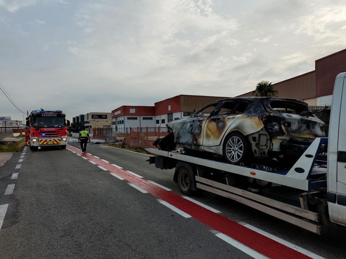 Estado en que quedó el vehículo accidentado tras el incendio.