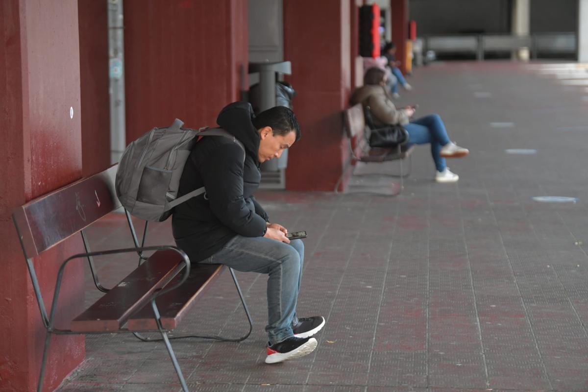 Dársenas vacías y autobuses parados en otra jornada de huelga de los buses interurbanos en A Coruña