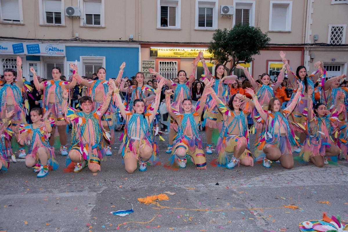 La cabalgata fallera llena de color el Port de Sagunt