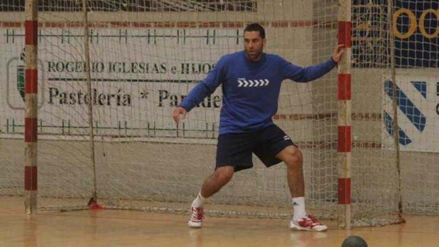 Javi Santana durante un entrenamiento en el pabellón de O Gatañal. // Santos Álvarez