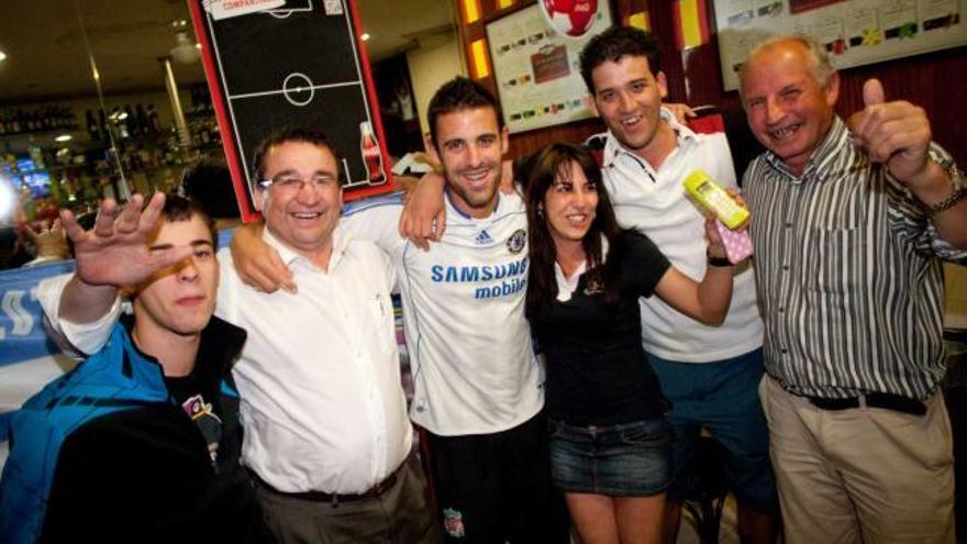 Aficionados blanquiazules celebran el ascenso en la sede de la peña Abraham.