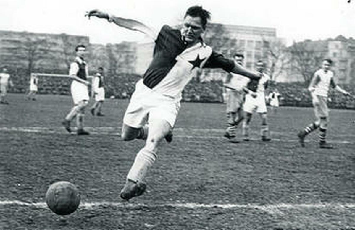 Bican, el davanter a qui els seus gols protegien dels totalitarismes