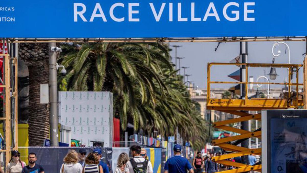 Preparatius a les instal·lacions del race village, ahir. | JORDI OTIX