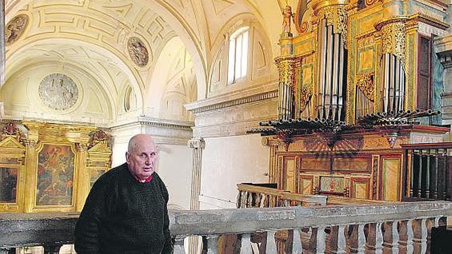 Laurentino Gómez, párroco de la Corte, junto al órgano.
