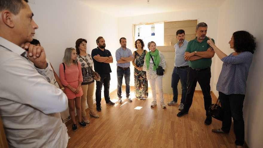 Visita a una de las viviendas durante la clausura del taller de empleo. // Bernabé/Javier Lalín