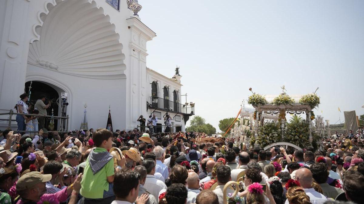 Simpecados de las hermandades del Rocío junto al santuario de la Virgen en la aldea.