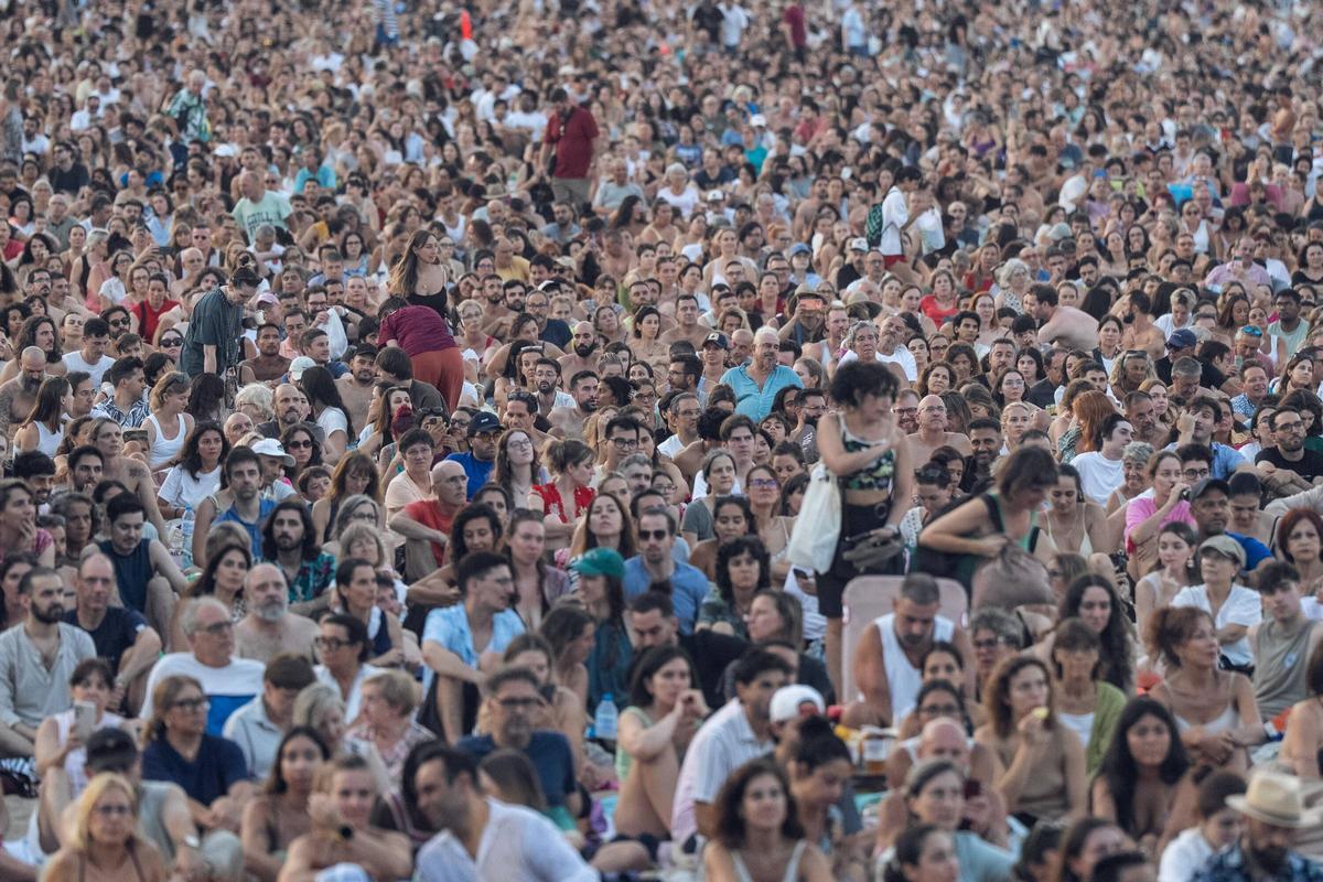 Gran Gala de Ópera de Clàssica a la Platja desde la playa de Sant Sebastià durante el concierto gratuito del Gran Teatre del Liceu