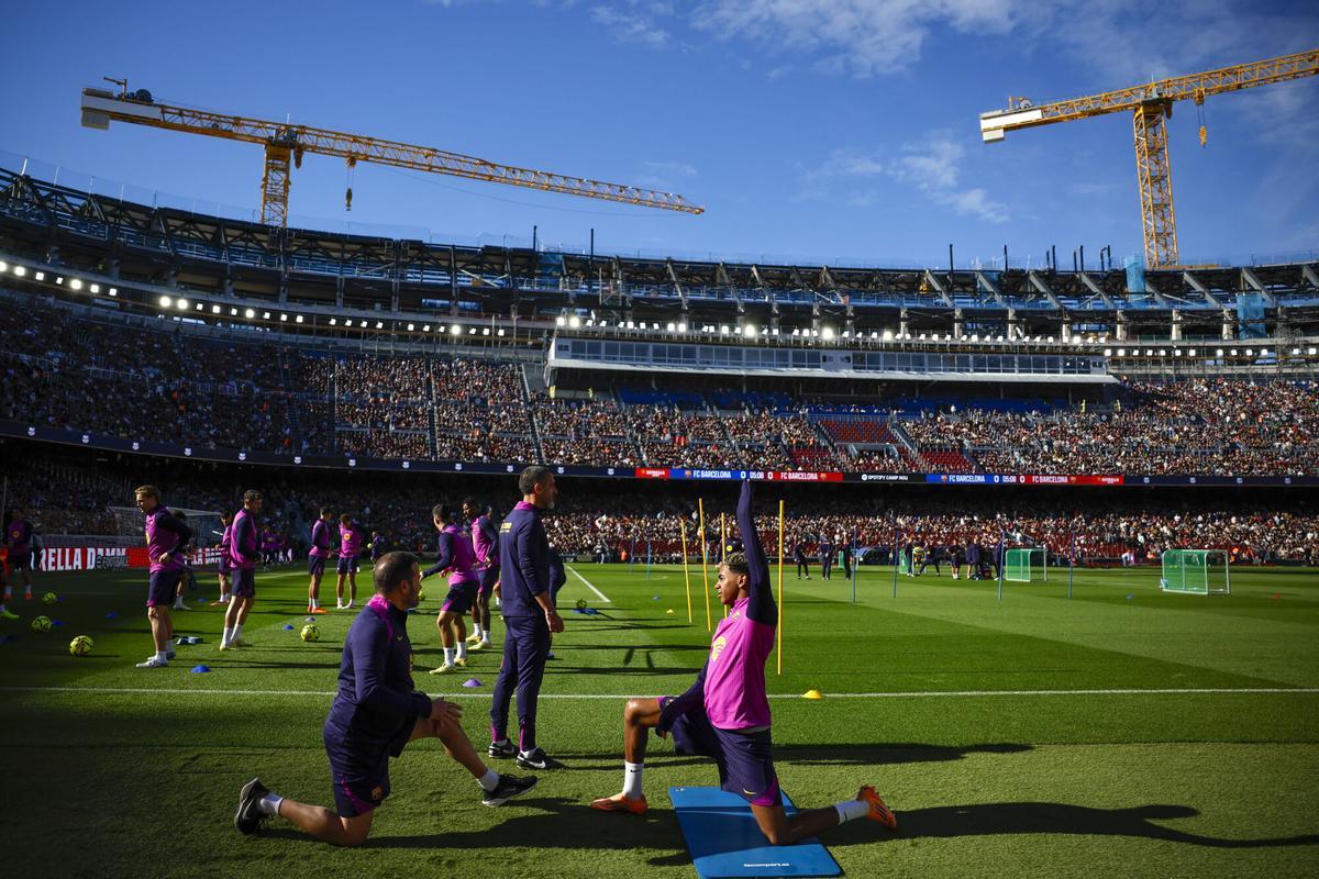 Així és el renovat Spotify Camp Nou, durant el primer entrenament de l'equip blaugrana Així és el renovat Spotify Camp Nou, durant el primer entrenament de l'equip blaugrana