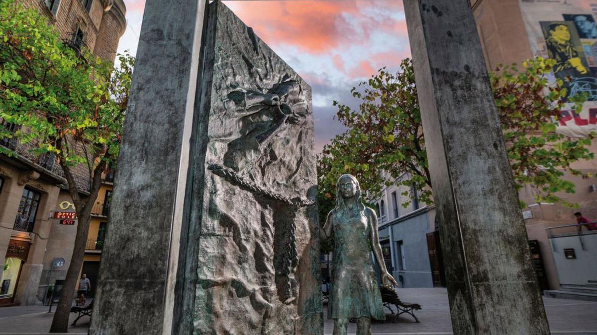 També hi surt l’escultura L’Acollida de Ramon Oms a la plaça de Fius i Palà | ÒSCAR RODBAG