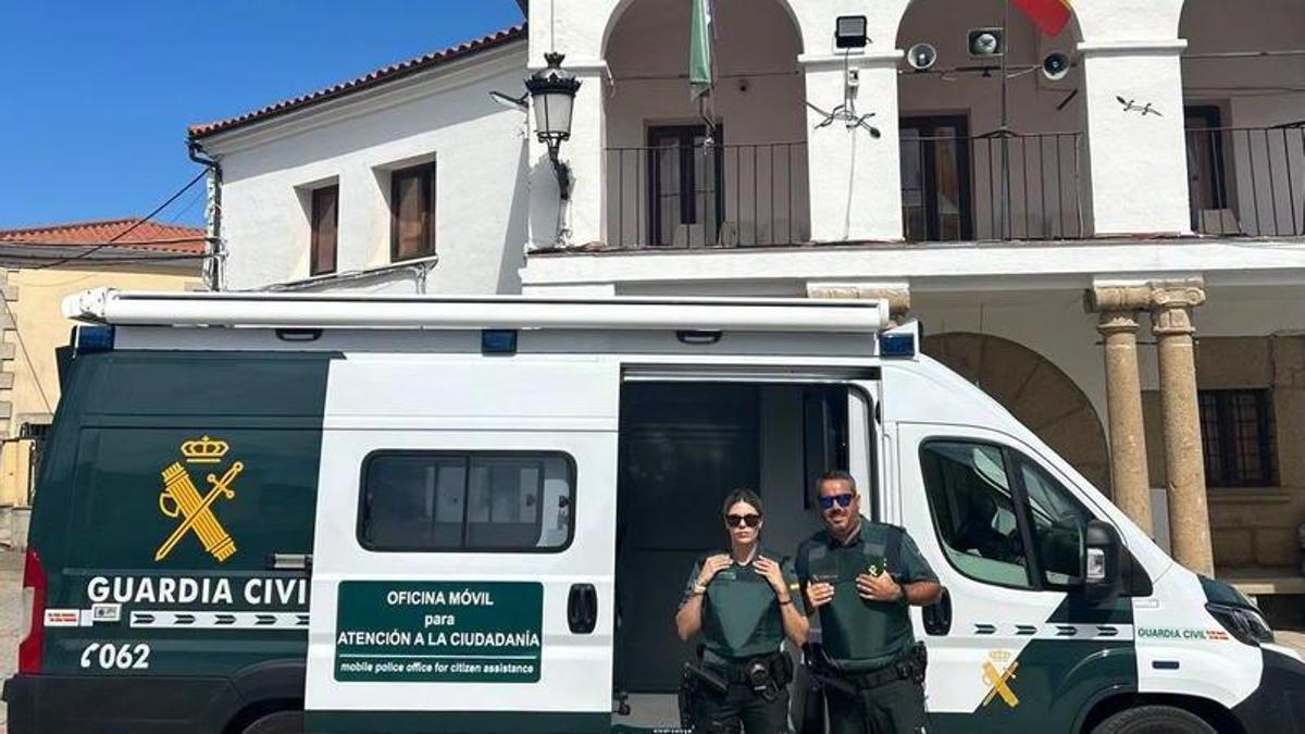 Dos agentes, junto a la unidad móvil de la Guardia Civil.