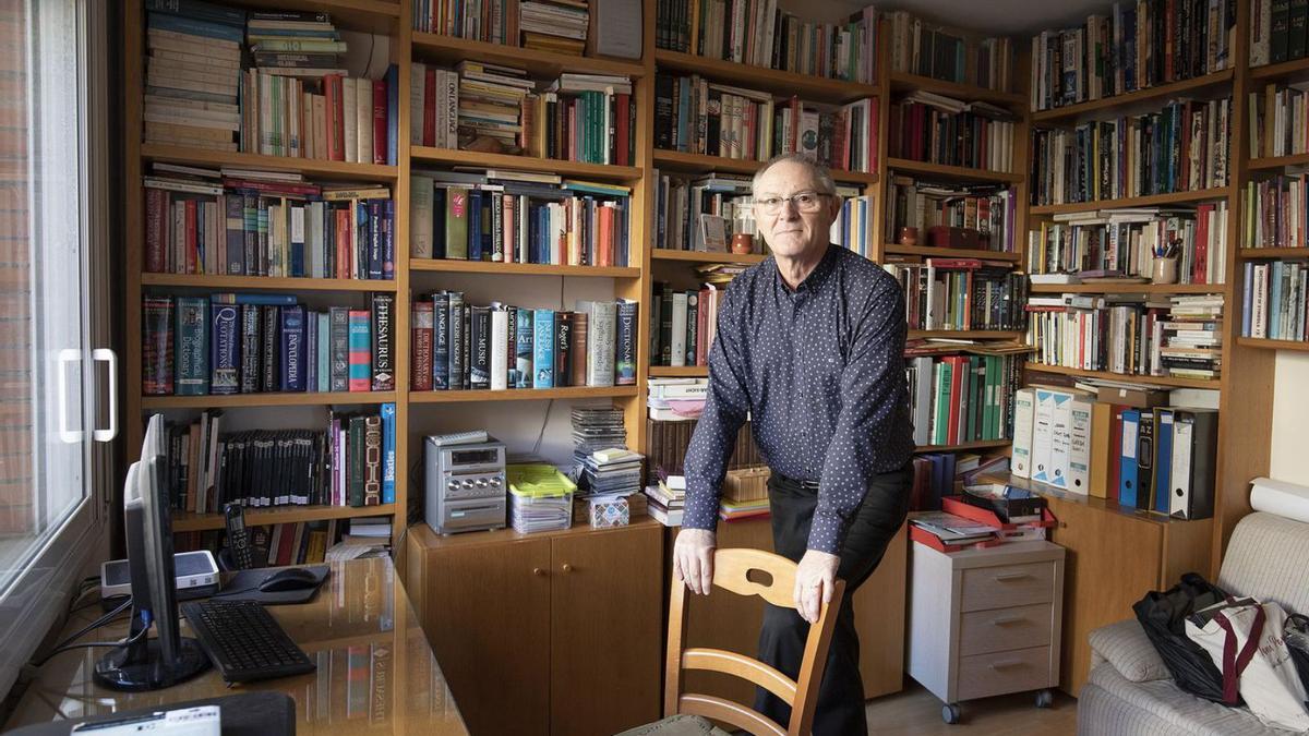 José Luís Bartolomé, al despatx de casa seva on, envoltat de llibres, escriu les seves històries