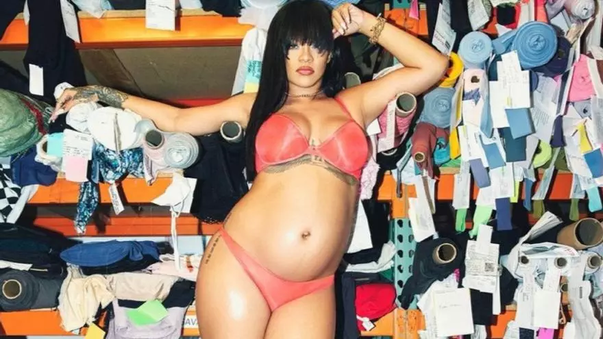 Rihanna embarazada y su posado en lencería melocotón