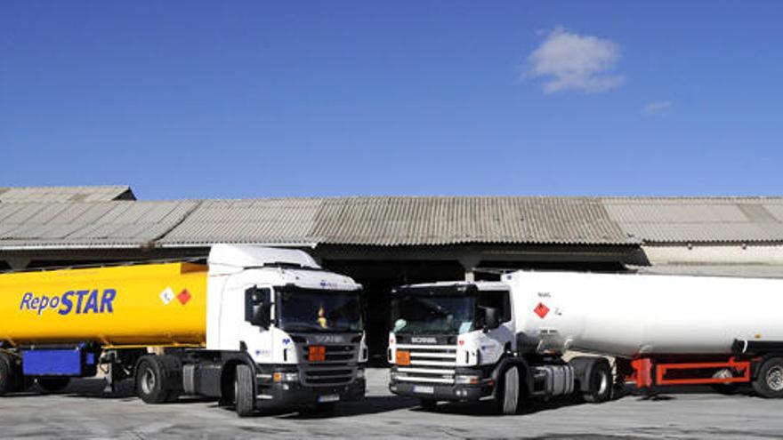 Dos de los camiones que forman parte de la flota de vehículos de transporte de gasóleo e hidrocarburos de la empresa Mirat. |