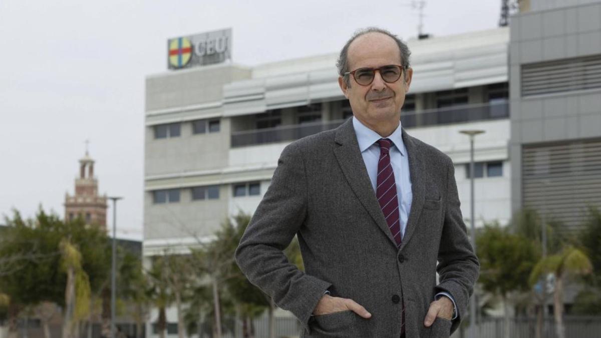 Higinio Marín Pedreño (1965), en el Rectorado de la Universidad CEU Cardenal Herrera.
