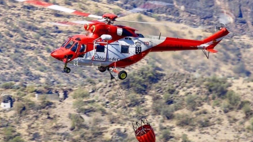 Así apaga los incendios en Canarias el helicóptero del GES