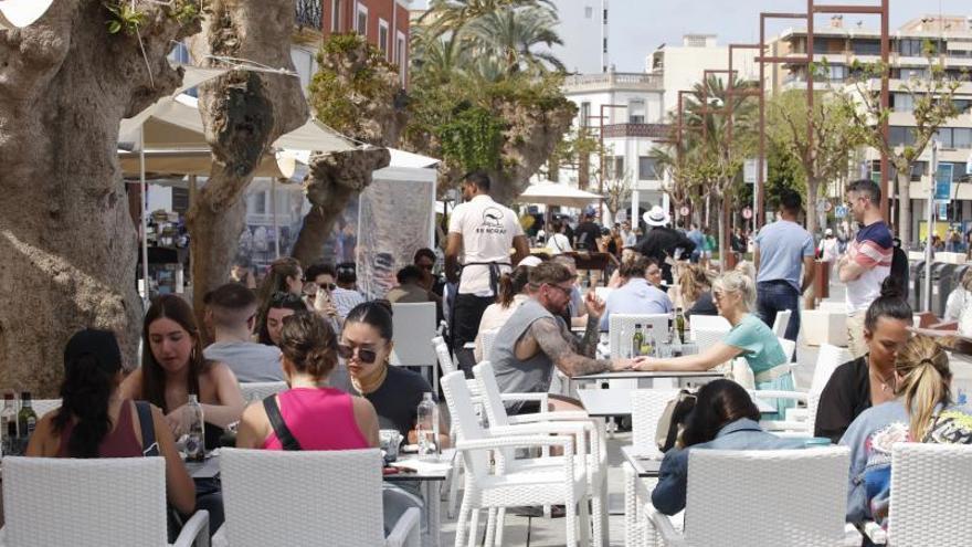 Bares en la Marina en la pasada Semana Santa. | J.A.RIERA